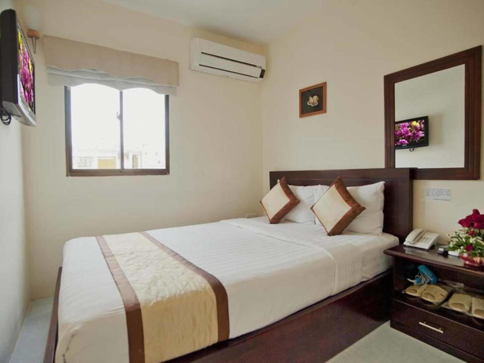 Oyo 438 Small Bay Hotel Хошимин Экстерьер фото