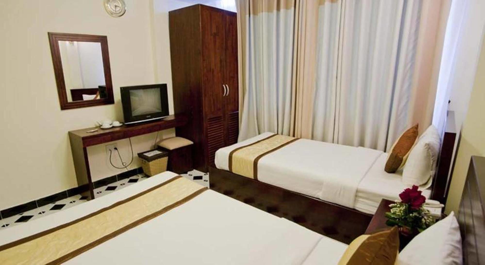 Oyo 438 Small Bay Hotel Хошимин Экстерьер фото