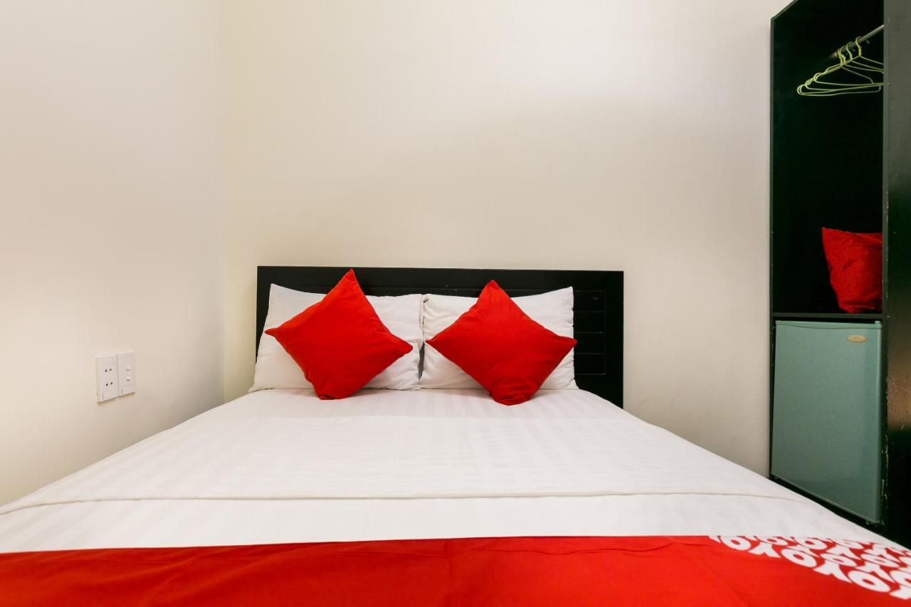 Oyo 438 Small Bay Hotel Хошимин Экстерьер фото