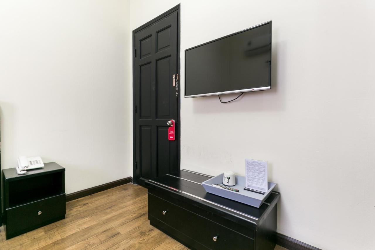 Oyo 438 Small Bay Hotel Хошимин Экстерьер фото