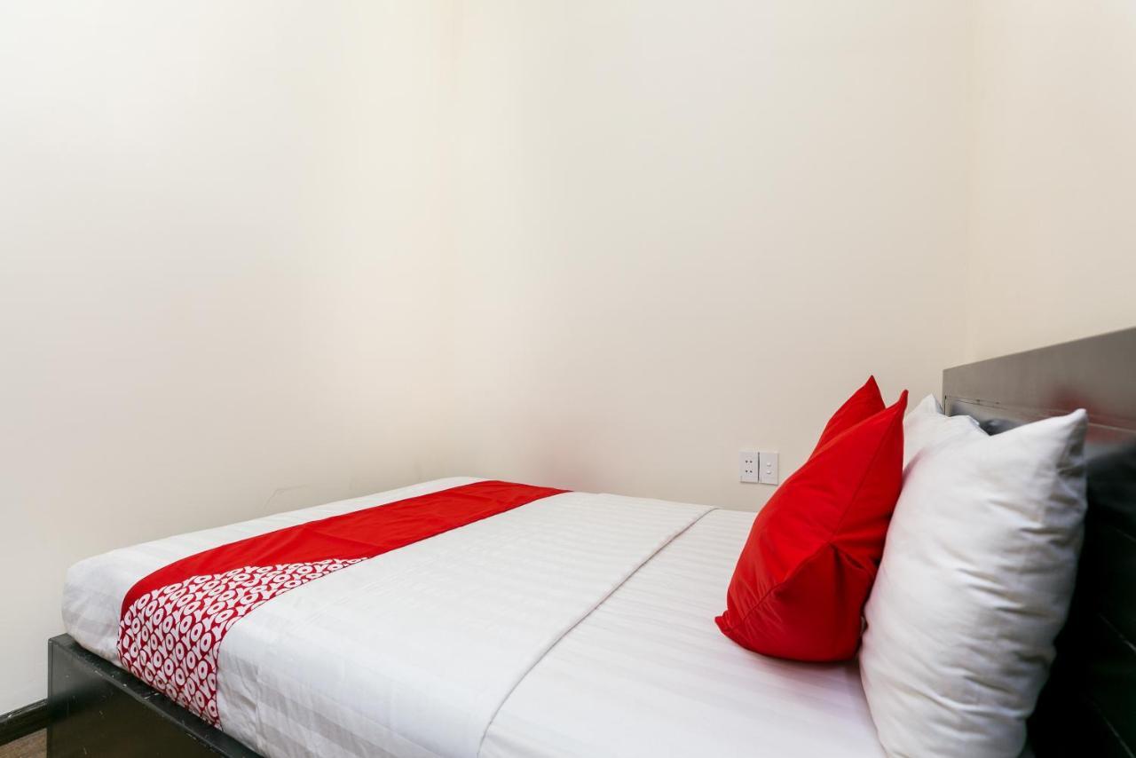 Oyo 438 Small Bay Hotel Хошимин Экстерьер фото